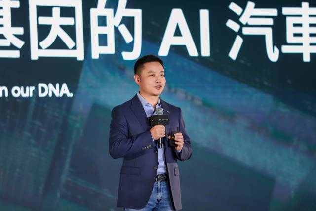 중국 전기차 업체 샤오펑의 창업자이자 최고경영자(CEO)인 허샤오펑 회장이 15일 홍콩 카이탁 크루즈터미널에서 열린 '글로벌 브랜드 나이트' 행사에서 '2025년형 샤오펑 X9'을 소개하고 있다. 샤오펑 제공