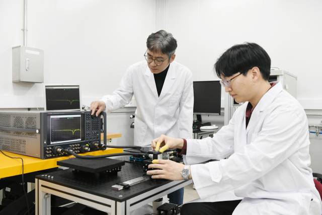 KRISS 조치현(왼쪽) 책임연구원과 이상수(오른쪽) 선임기술원이 도파관 표준기의 임피던스를 측정하고 있다. 사진제공=KRISS