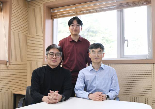 KRISS 전자파측정그룹. 앞줄 왼쪽부터 시계방향으로 조치현 책임연구원, 이상수 선임기술원, 강태원 책임연구원. 사진제공=KRISS