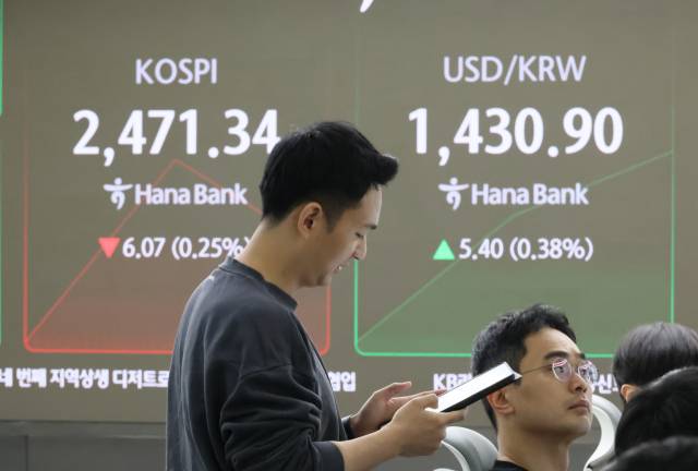 16일 서울 중구 하나은행 본점 딜링룸 현황판에 코스피 지수와 원·달러 환율이 표시돼 있다. 이날 코스피는 전장보다 4.63포인트(0.19%) 내린 2472.78로 출발했다. 연합뉴스