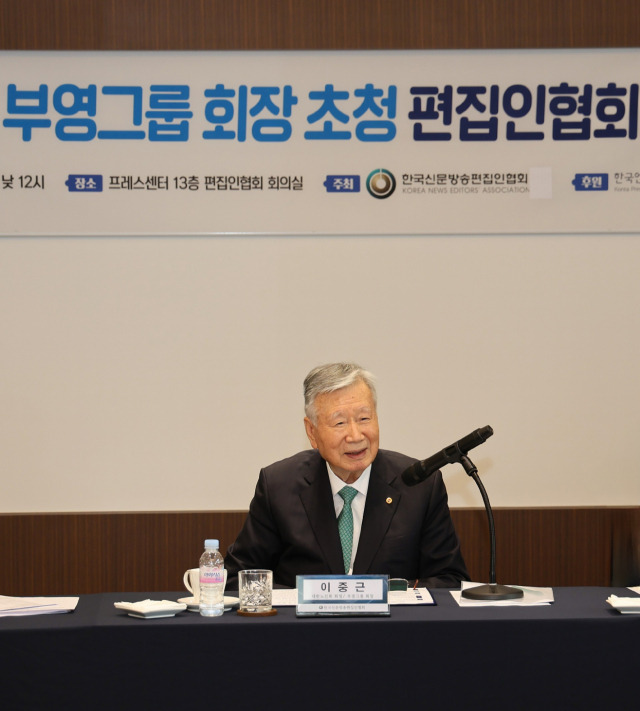 이중근 부영그룹 회장이 16일 서울 중구 한국프레스센터에서 편집인협회 초청으로 열린 간담회에서 저출생과 고령화 등 사회 문제에 대한 해결책을 이야기하고 있다. 사진 제공=부영그룹