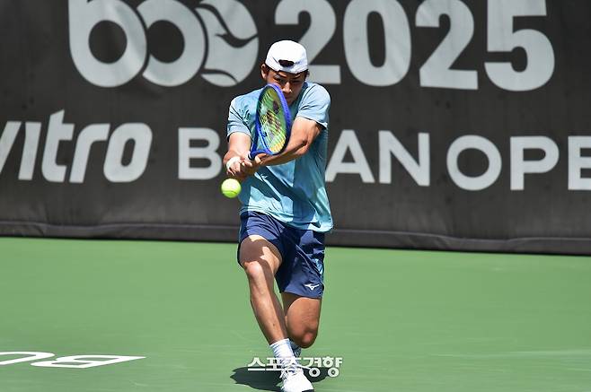 헤라르드 캄파냐 리가 15일 부산 스포원 테니스 경기장에서 열린 남자프로테니스(ATP) 비트로 부산오픈 챌린저대회 단식 1회전에서 스트로크를 날리고 있다. 부산오픈챌린저 대회조직위원회 제공