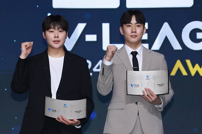 영플레이어상을 수상한 한국도로공사 김다은과 우리카드 한태준. 연합뉴스