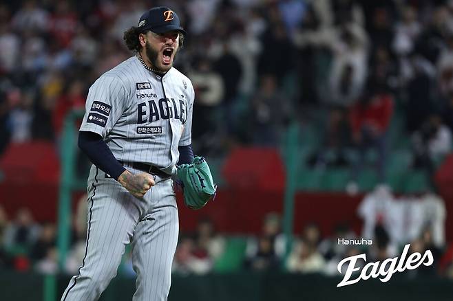 ▲ 15일 인천 SSG전에서 호투한 뒤 포효하고 있는 코디 폰세 ⓒ한화이글스