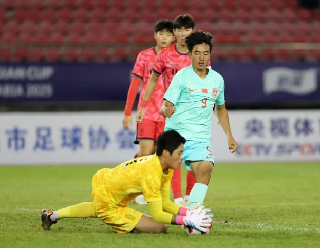 ▲ 일본 국가대표 수비수 출신인 우에무라가 지휘하는 중국 U-17 대표팀은 사우디아라비아와 우즈베키스탄에 패하면서 8강 진출에 실패했다. 조별리그를 통과한 상위 8개국에 주어지는 2025 FIFA U-17 월드컵 본선 티켓을 거머쥐지 못했다. 2005년 페루 대회 이후 20년째 월드컵 진출 실패를 이어갔다. ⓒ 소후닷컴