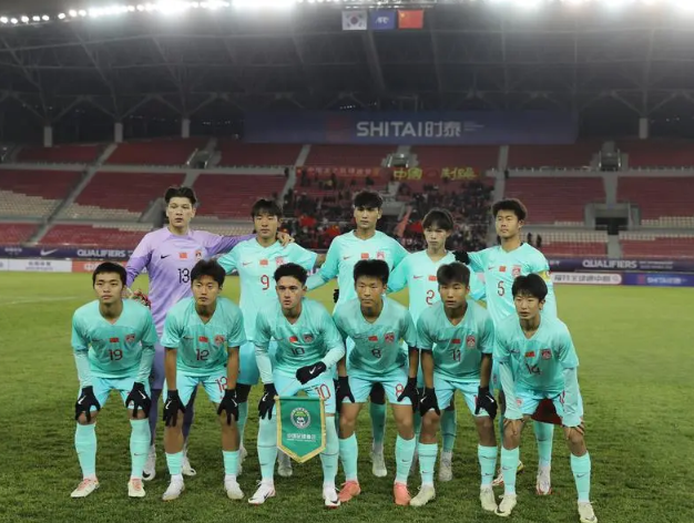 ▲ 일본 국가대표 수비수 출신인 우에무라가 지휘하는 중국 U-17 대표팀은 사우디아라비아와 우즈베키스탄에 패하면서 8강 진출에 실패했다. 조별리그를 통과한 상위 8개국에 주어지는 2025 FIFA U-17 월드컵 본선 티켓을 거머쥐지 못했다. 2005년 페루 대회 이후 20년째 월드컵 진출 실패를 이어갔다. ⓒ 소후닷컴