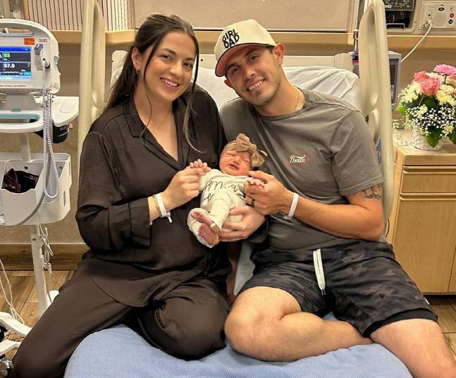 키움 카디네스(오른쪽)가 아내, 갓 태어난 아기와 함께 기념 사진을 찍고 있다. /사진=키움 히어로즈 제공