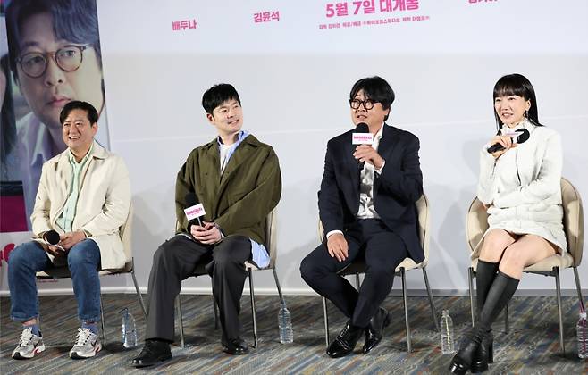 (서울=뉴스1) 권현진 기자 = 강이관 감독(왼쪽부터)과 배우 장기하, 김윤석, 배두나가 16일 오전 서울 강남구 삼성동 메가박스 코엑스점에서 열린 영화 '바이러스'(감독 강이관) 제작보고회에 참석해 미소를 짓고 있다.  '바이러스'는 이유 없이 사랑에 빠지는 치사율 100% 바이러스에 감염된 택선(배두나 분)이 모쏠 연구원 수필(손석구 분), 오랜 동창 연우(장기하 분), 그리고 치료제를 만들 수 있는 유일한 전문가 이균(김윤석)까지 세 남자와 함께하는 예기치 못한 여정을 그린 작품이다. 2025.4.16/뉴스1  Copyright (C) 뉴스1. All rights reserved. 무단 전재 및 재배포,  AI학습 이용 금지. /사진=(서울=뉴스1) 권현진 기자