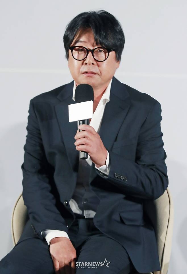 배우 김윤석이 16일 오전 서울 강남구 메가박스 코엑스에서 진행된 영화 '바이러스' 제작보고회에 참석해 질문에 답하고 있다.  이유 없이 사랑에 빠지는 치사율 100% 바이러스에 감염된 택선이 모쏠 연구원 수필, 오랜 동창 연우, 그리고 치료제를 만들 수 있는 유일한 전문가 이균까지 세 남자와 함께하는 예기치 못한 여정을 그린 영화 '바이러스'는 5월 7일 개봉한다. /2025.04.16 /사진=이동훈 photoguy@