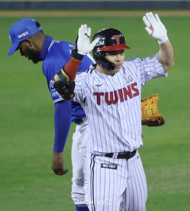 2025 신한 SOL Bank KBO리그 LG 트윈스 대 삼성 라이온즈 경기가 15일 잠실야구장에서 열렸다.  LG 문성주가 8회말 1사 2,3루에서 주자일소 2타점 작시 2루타를 날리고 출루한 후 세리머니를 하고 있다. /사진=김진경 대기자
