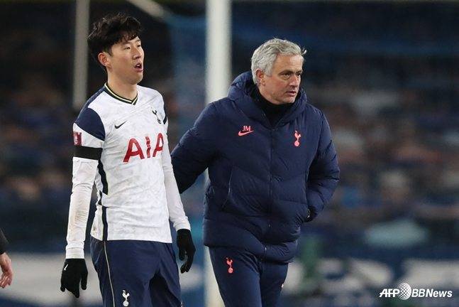 손흥민(왼쪽)의 등을 토닥여주는 조세 무리뉴 감독. /AFPBBNews=뉴스1