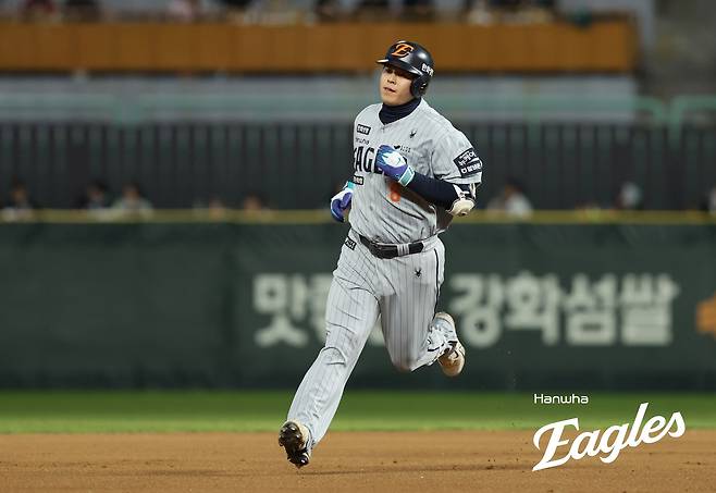 16일 인천SSG랜더스필드에서 열린 2025 신한 SOL Bank KBO리그 한화 이글스와 SSG 랜더스의 경기, 한화가 10-4 승리를 거두고 3연승을 달성했다. 한화 노시환은 멀티 홈런 포함 3안타 5타점 맹활약을 펼치고 팀의 승리를 이끌었다. 한화 이글스