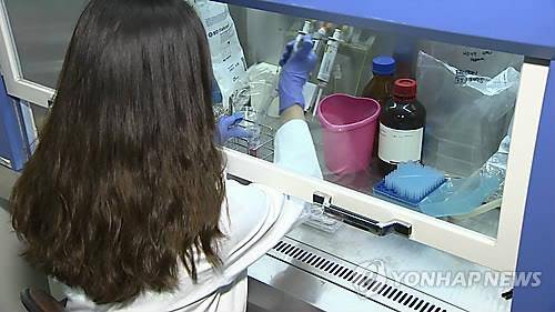 연구실에서 실험 중인 학생 [연합뉴스TV 제공.]