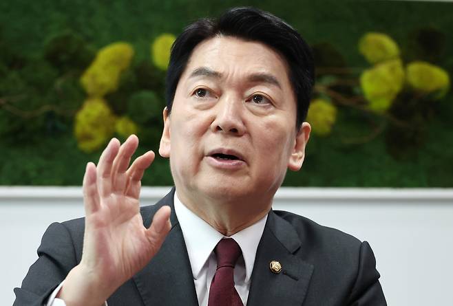 연합뉴스 취재진과 인터뷰하는 안철수 의원 (서울=연합뉴스) 김주형 기자 = 대선 출마를 선언한 국민의힘 안철수 의원이 16일 서울 여의도 국회의원회관 사무실에서 연합뉴스 취재진과 인터뷰하고 있다. 2025.4.16 
kjhpress@yna.co.kr