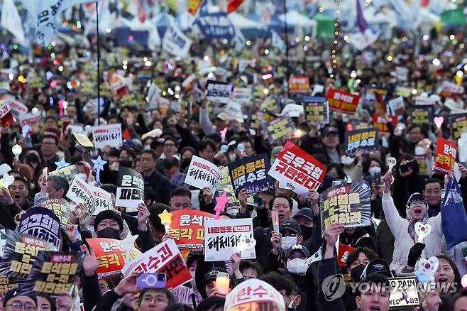광화문 동십자각에서 열린 대통령 파면 촉구 집회 (서울=연합뉴스) 신현우 기자 = 15일 서울 종로구 광화문 동십자각 앞에서 윤석열 즉각퇴진·사회대개혁 비상행동이 연 15차 범시민 대행진 참가자들이 윤석열 대통령 파면을 촉구하고 있다. 2025.3.15 nowwego@yna.co.kr