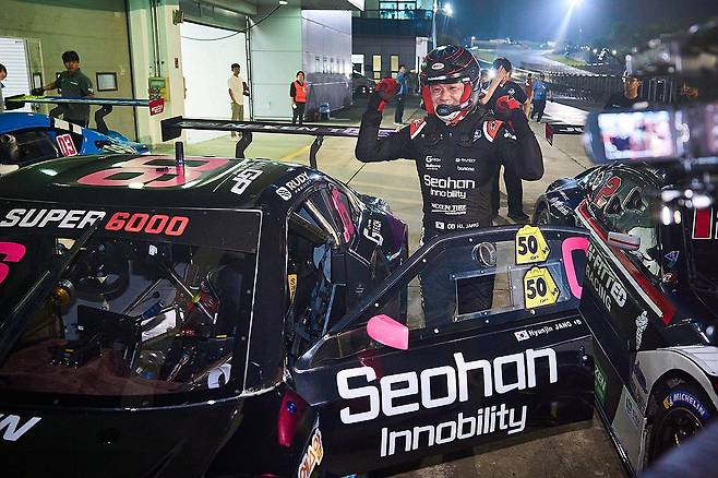 우승을 기뻐하는 장현진 [슈퍼레이스 제공. 재판매 및 DB 금지]