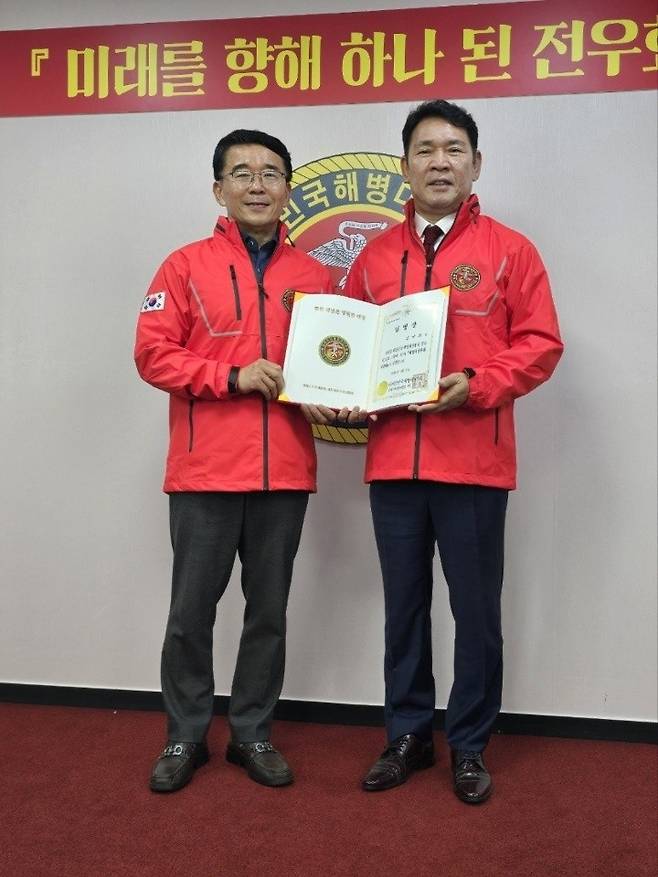 해병대전우회, 창립 44년 만에 비해병 출신 부총재 임명 (서울=연합뉴스) 이승도 해병대전우회 총재(왼쪽)가 지난 10일 서울 서초구 소재 해병대전우회 중앙회에서 김구회 남북문화교류협회 이사장(오른쪽)에게 해병대전우회 부총재 임명장을 수여하는 모습 [해병대전우회 제공] 2025.4.16