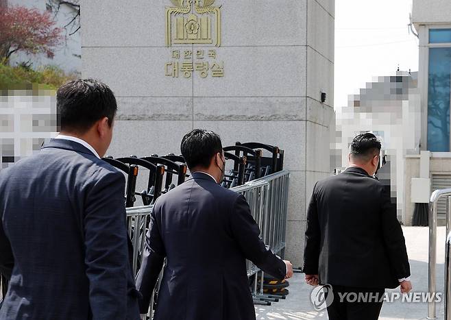 경찰, 용산 대통령실 압수수색 (서울=연합뉴스) 한상균 기자 = 경찰 비상계엄 특별수사단이 대통령실 압수수색을 위해 16일 서울 용산 대통령실 민원실 출입구로 들어가고 있다.  2025.4.16 [대통령실통신사진기자단] xyz@yna.co.kr