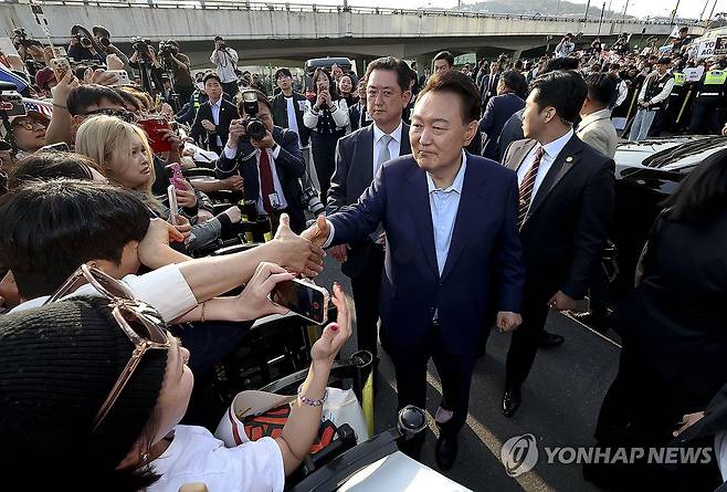 지지자들과 악수하는 윤석열 전 대통령 (서울=연합뉴스) 임화영 기자 = 윤석열 전 대통령이 11일 서울 용산구 한남동 관저에서 나와 서초동 사저로 향하기 전 지지자들과 인사하고 있다. 2025.4.11 [공동취재] hwayoung7@yna.co.kr