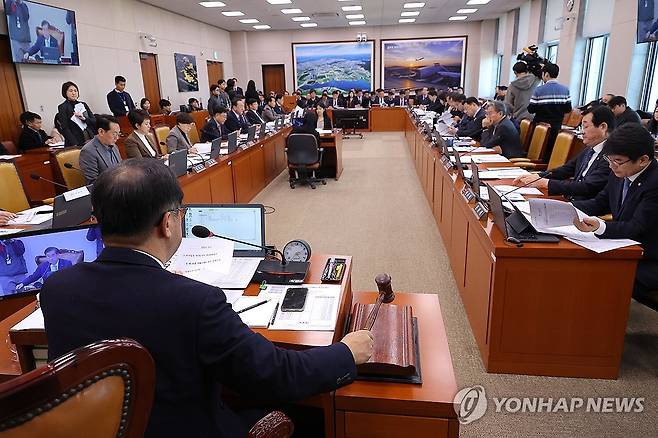 국회 국토위 (서울=연합뉴스) 류영석 기자 = 18일 국회에서 열린 국토교통위원회 전체회의에서 맹성규 위원장이 의사봉을 두드리고 있다. 2025.2.18 ondol@yna.co.kr