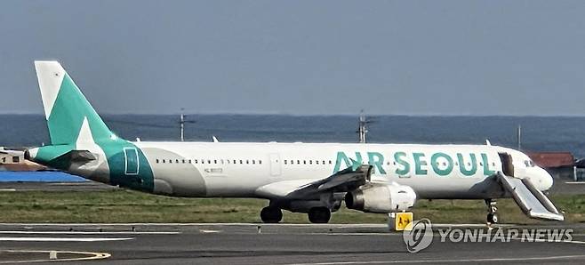 제주공항 활주로서 승객이 비상문 열어…이륙포기 (서울=연합뉴스) 지난 15일 오전 제주공항에서 김포공항으로 가기 위해 활주로로 이동하던 에어서울 항공기의 비상문이 열리며 비상탈출 에어슬라이드가 펼쳐진 사고가 발생했다.  비상탈출 슬라이드는 한 승객이 비상문을 열면서 펼쳐진 것으로 알려졌다. 사진은 에어슬라이드가 개방돼 멈춰 선 항공기. 2025.4.16 [독자 제공. 재판매 및 DB금지] photo@yna.co.kr