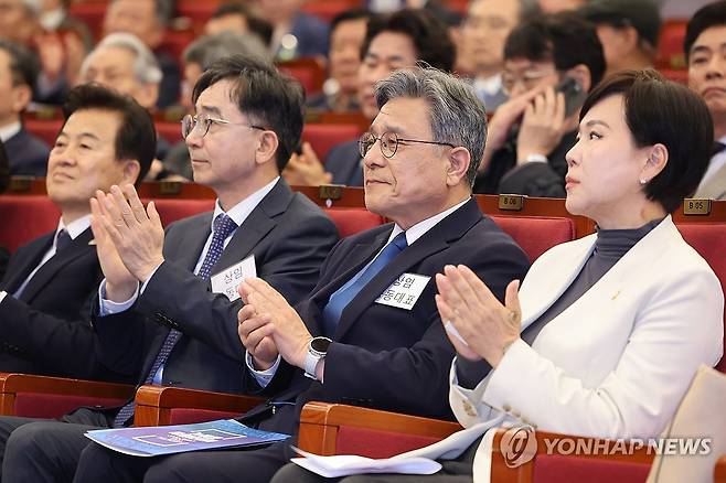 이재명 싱크탱크 '성장과 통합' 출범 (서울=연합뉴스) 김주성 기자 =  16일 서울 여의도 국회도서관 대강당에서 열린 더불어민주당 이재명 전 대표의 싱크탱크 '성장과 통합' 출범식에서 유종일·허민 상임 공동대표가 박수치고 있다. 
    앞줄 왼쪽부터 더불어민주당 정동영 의원, 유종일·허민 상임 공동대표, 더불어민주당 전현희 의원. 2025.4.16 utzza@yna.co.kr