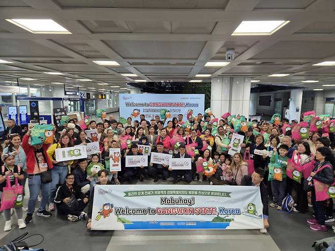 단체 사진 찍는 필리핀 단체 관광객 [촬영 류호준]