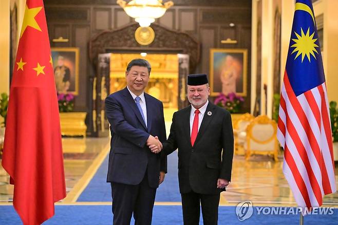 시진핑 주석(왼쪽)과 이브라힘 말레이 국왕 [AP 연합뉴스 자료사진. 재배포 및 판매 금지]