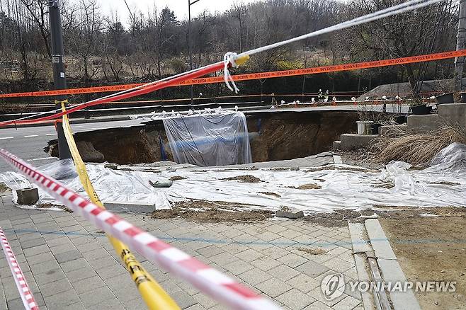 서울 강동구 명일동 싱크홀 현장 [연합뉴스 자료사진]