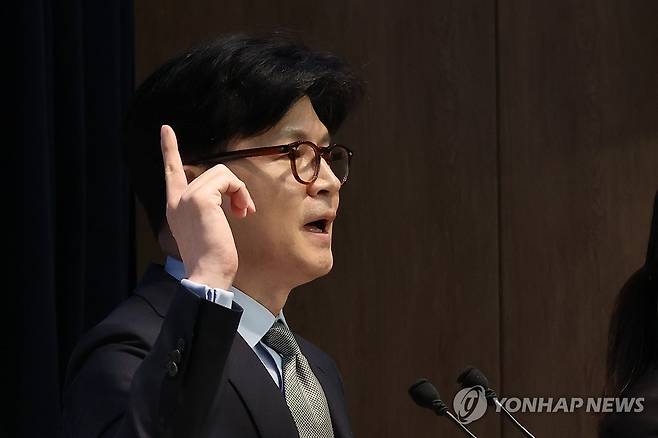 정책비전 발표하는 한동훈 전 대표 (서울=연합뉴스) 김주성 기자 = 국민의힘 대선 경선 주자인 한동훈 전 대표가 15일 서울 여의도 국회 소통관에서 정책비전을 발표하고 있다. 2025.4.15 utzza@yna.co.kr