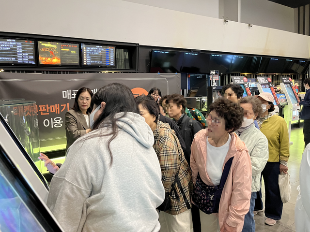 17일 오전 CGV대구아카데미에서 대구내일학교 학습자가 키오스크 활용 창의체험활동을 진행하고 있다. 최수현 기자