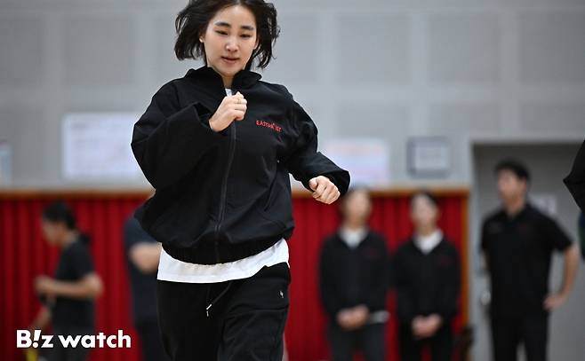 이스타항공 현직승무원 교관 및 면접관들이 오는 23일 진행되는 신입 승무원들의 체력 시험 전형에 앞서 17일 오전 서울 마포구 망원동 마포체력인증센터를 방문해 체력 시험 훈련을 하고 있다./사진=이명근 기자 qwe123@