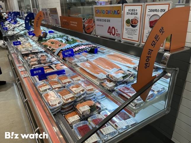 이마트 푸드마켓 고덕점 내 특화존 '연어의 모든 것'. / 사진=정혜인 기자 hij@