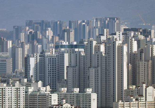 6일 서울 한강 인근에서 바라본 서초구와 강남구 일대 아파트의 모습(사진=연합뉴스)