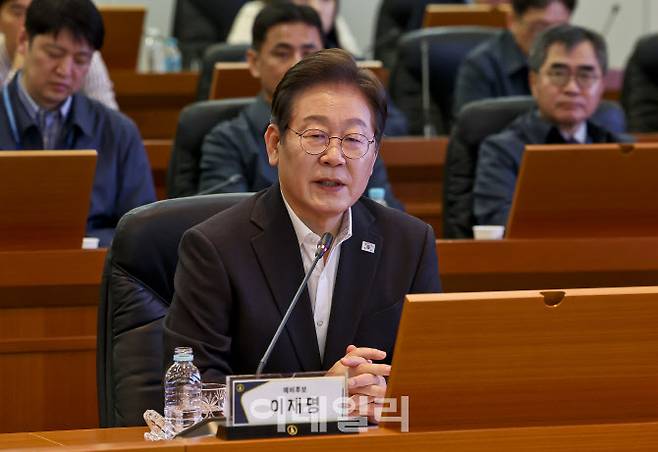 이재명 더불어민주당 대선 경선 후보가 17일 오전 대전 유성구 국방과학연구소에서 열린 현장간담회에서 발언을 하고 있다.(사진=뉴스1)