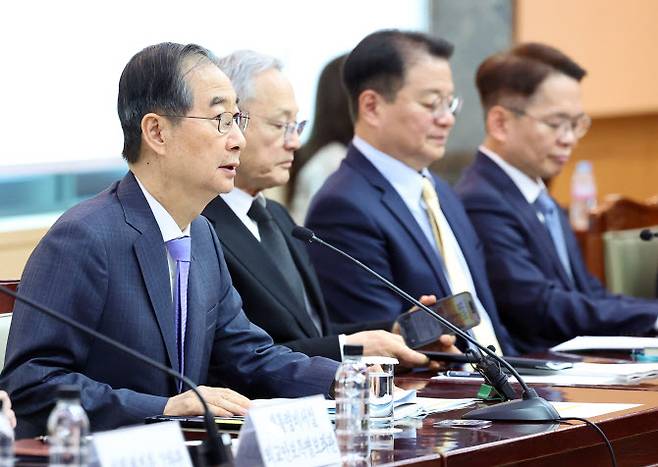 한덕수 대통령 권한대행 국무총리가 17일 정부서울청사에서 제6차 2025년 아시아태평양경제협력체(APEC) 정상회의 준비위원회를 하고 있다.(사진=대통령실통신사진기자단)