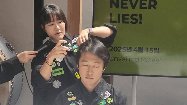 그래비티 헤어 리피팅샷 사용 후 헤어스타일 시연 모습(사진=카이스트)