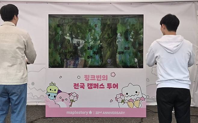 - 게임과 달리 점프를 뛰고 방향키를 누르는 방법이 가장 효과적이다