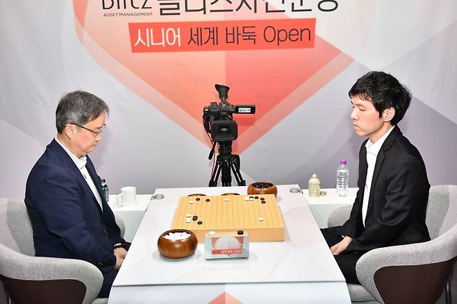 이창호 9단(오른쪽)과 유창혁 9단이 결승전을 치르고 있다.(사진 한국기원 제공)