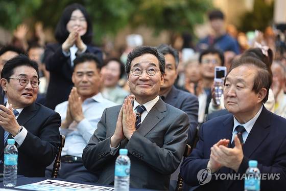 새미래민주당 이낙연 상임고문이 17일 서울 용산구 전쟁기념관에서 열린 '새미래민주당, 개헌연대 국민대회'에서 박수를 치고 있다. 〈사진=연합뉴스〉