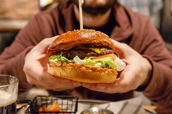 고지방·고칼로리 음식을 오래 섭취할 경우 먹는 즐거움은 줄어들지만 '습관적 과식'을 유발해 비만을 악화시킬 수 있다. [사진=게티이미지뱅크]