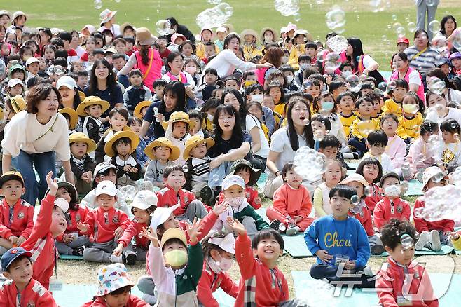 17일 오전 대구 서구 이현공원 잔디광장에서 열린 '이현공원 숲속 음악 소풍'에 참가한 어린이들이 신나는 음악과 함께 어우러진 공연을 즐기고 있다. 2025.4.17/뉴스1 ⓒ News1 공정식 기자
