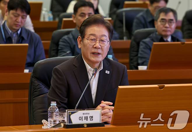 이재명 더불어민주당 대선 경선 후보가 17일 오전 대전 유성구 국방과학연구소에서 열린 현장간담회에서 발언을 하고 있다. 2025.4.17/뉴스1 ⓒ News1 국회사진취재단