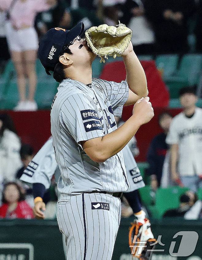 17일 인천시 미추홀구 인천SSG랜더스필드에서 열린 프로야구 '2025 신한 SOL 뱅크 KBO리그' SSG와 한화의 경기에서 9회말 한화 마무리 투수 김서현이 4대2로 승리 후 환호하고 있다. 2025.4.17/뉴스1 ⓒ News1 박세연 기자