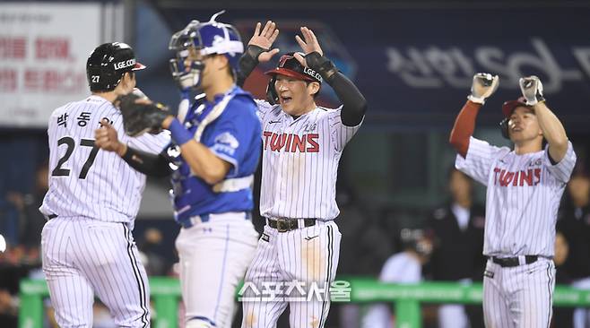 LG 박동원이 16일 잠실야구장에서 열린 2025 KBO리그 삼성과 경기 5회말 무사1,2루 좌중월 홈런을 날린 후 오지환과 하이파이브를 하고 있다. 잠실 | 최승섭기자 thunder@sportsseoul.com