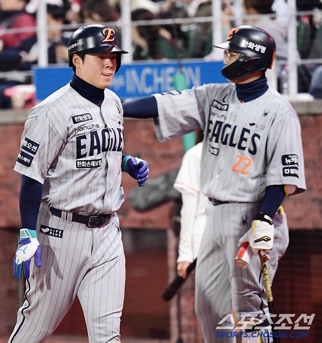 8회 3점 홈런을 날린 노시환이 채은성과 하이파이브를 나누고 있다.