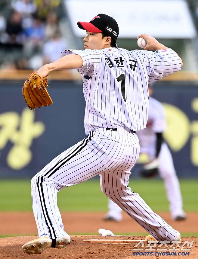 16일 잠실야구장에서 열린 삼성과 LG의 경기, LG 선발투수 임찬규가 역투하고 있다. 잠실=허상욱 기자wook@sportschosun.com/2025.04.