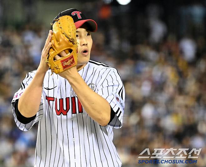 16일 잠실야구장에서 열린 삼성과 LG의 경기, 6회초 2사 1,2루의 위기를 넘긴 LG 임찬규가 더그아웃으로 향하고 있다. 잠실=허상욱 기자wook@sportschosun.com/2025.04.16/