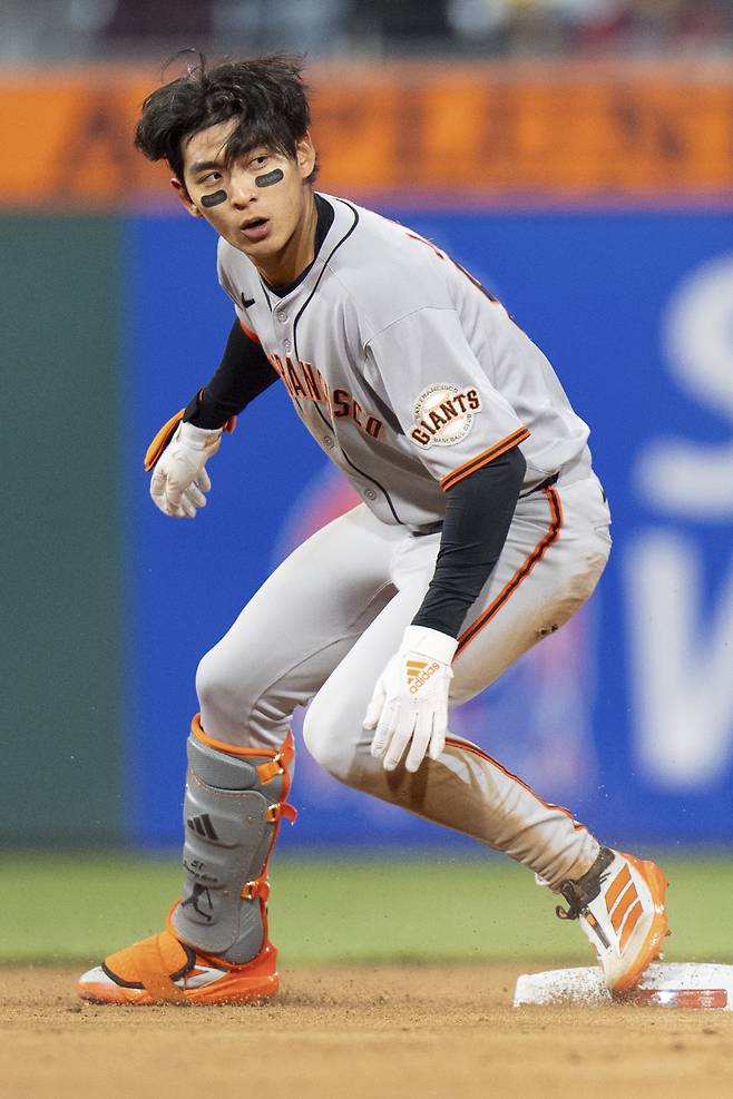 이정후가 17일 필라델피아 원정경기에서 올 시즌 7번째 멀티히트 경기를 달성하며 타율을 0.338(68타수 23안타)로 끌어올렸다. 뿐만 아니라 타율(0.338-ML 8위, NL 5위), 장타율(0.647-ML 6위, NL 3위) OPS(1.042-ML 8위, NL 4위) 등에서 전부 리그 톱 10안에 이름을 올렸다. 이 수치 모두 샌프란시스코 팀내 1위다. 이정후가 확실히 팀의 해결사로 자리매김 했다는 의미다.

특히 이날 5회초 시즌 10호 2루타를 날리며 MLB 최다 2루타 부문 1위에 당당히 이름을 올렸다. 2위 카일 파머(콜로라도)보다 1개 더 많다. 17경기에서 10개의 2루타를 쳤다. 

<저작권자(c) 연합뉴스, 무단 전재-재배포, AI 학습 및 활용 금지>