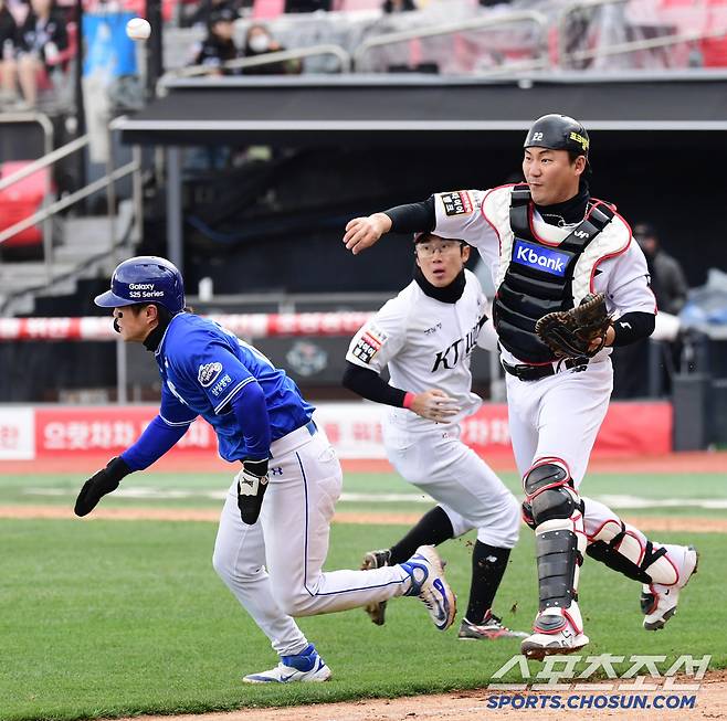 13일 수원 케이티위즈파크에서 열린 KT와 삼성의 경기. 7회초 무사 2, 3루 강민호 내야땅볼 때 3루주자 류지혁이 런다운에 걸렸으나 KT 장성우 포수의 송구 실책으로 류지혁이 득점에 성공했다. 수원=송정헌 기자songs@sportschosun.com/2025.04.13/